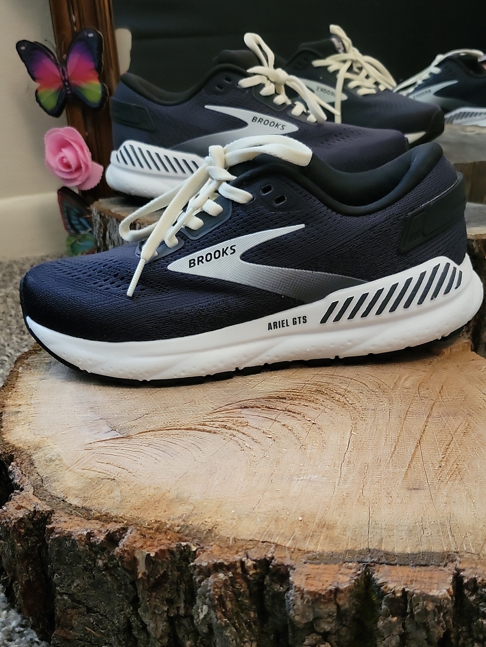 Brooks Ariel GTS 24 Women’s Ebony /White Running Shoes ( Wide Width) Size 6